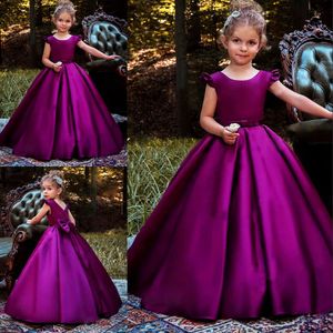 Deep Purple First Communion Klänning Elegant A-Line Satin Ruched Floorl Längd Flower Girl Dresses Cap Sleeve Zipper Bow Girls Födelsedagsklänning