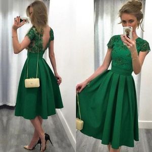 Smaragdgrünes Hochzeitsgastkleid, A-Linie, Illusionsausschnitt, rückenfrei, knielang, Brautjungfernkleider mit kurzen Ärmeln, maßgeschneidert