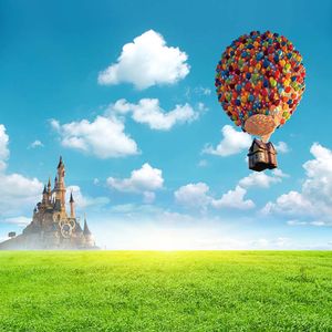 カラフルな空気球の背景の子供たちの写真の背景白い雲の青い空緑の草原風景城の写真背景の背景