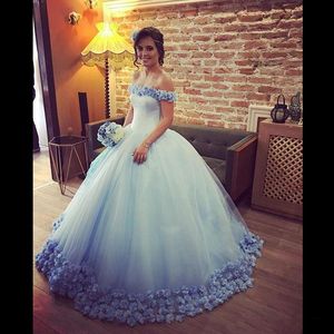 Hellhimmelblaue Ballkleid-Hochzeitskleider 2017 Sommer schulterfrei mit handgefertigten Blumen Tüll geschwollene Brautkleider nach Maß Vestidos