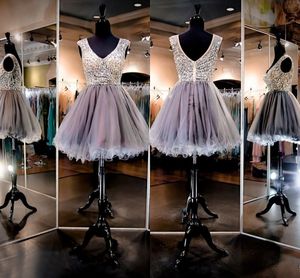 Sparkling V Neck Billiga Homecoming Klänningar med Cap Sleeves Pärlor Kristaller Sequins Ruffles Tulle Kjol Kort Party Dress Billiga Prom-kappor