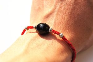 Catenaria a mano, tessitura manuale pura nodo rosso di Hong Kong + perline di agata a tamburo nero + braccialetto di perline in argento tibetano.