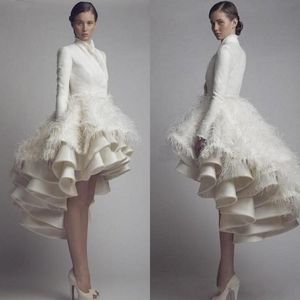 Collo alto Maniche lunghe Taffettà Abiti da sposa alti e bassi Volant a strati Abiti da sposa di lusso con piume Modest Party Occasioni speciali