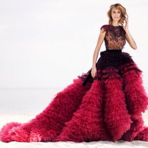 Gorgeous Tiered Red Aftow Dresses Fluffy Ruffles Sexig Backless Red Carpet Dresses Jewel Neck Lace Applique Charmiga Formella Aftonklänningar