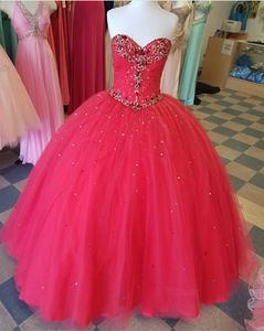 2018 Hot Pink Ball Gown Evening Quinceanera Dresses Sweetheart Corset Back With Bling Crystal Rhinestones Pärlade Tulle prom Formella klänningar