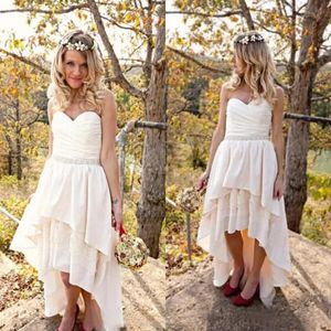 2017 Land Hej Låg Bröllopsklänningar Billiga Sweetheart Ruched Tiered High Low Beach Bröllopklänningar med Beaded Sash Custom Made EN8235