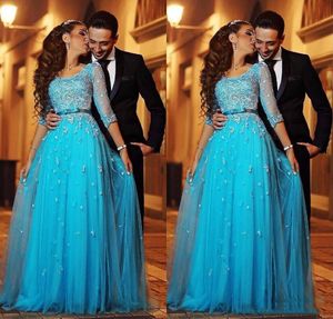 Eleganckie Sky Blue Tulle Prom Dresses Scoop Neckline 3/4 Długie Rękawy Suknie Wieczorowe z aplikacją Bow Sash Custom Made Ruffle Party Suknie