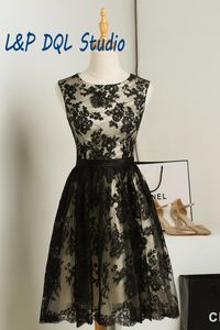 Elegant svart spets fest klänning scoop dragkedja knä längd korta cocktail klänningar sommar blommig spets fest klänningar billigt
