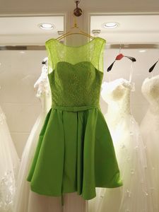 グリーンブライドメイドドレスロイヤルブルーサテンレースニーレングスウエディングパーティードレス安い結婚式のゲストドレス