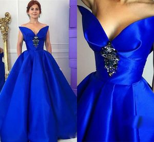 Elegant Royal Blue Satin Aftonklänningar Sweetheart Kristaller Beaded Backless Prom Klänningar Arabiska Kvinnor Formell Wear Floor Length Party Dress