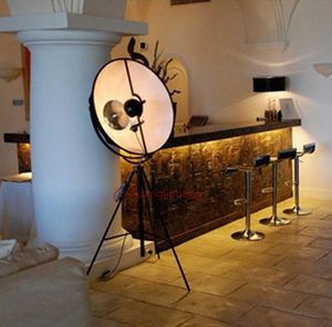 Postmoderne dreibeinige Studio-Stehlampen, klassisches Design, Fotografie-Licht, Wohnzimmer-Stehlampen, Bekleidungsgeschäftslampen