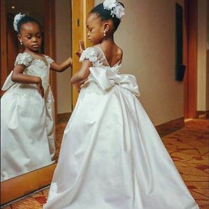 Uroczy Biały Księżniczka Dziewczyny Koranki Suknie Sheer Neck Koronki Aplikacje Cap Rękawy Kwiat Girl Sukienki na ślub Dziecko First Communion Dress