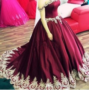 2017 Quinceanera Sukienki Burgundii Off Ramię Ruched Draped Gold Lace Aplikacje Koraliki Satin Sweep Pociąg Suknia Ball Party Prom Suknia wieczorowa