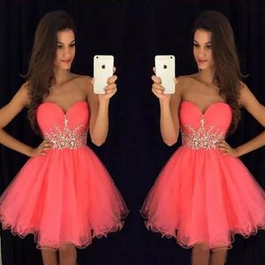 Lindo curtas vestidos de reverência coral rosa tulle vestido de festa de tule sweetheart cristais sem mangas barato vestido de baile de formatura feito sob encomenda