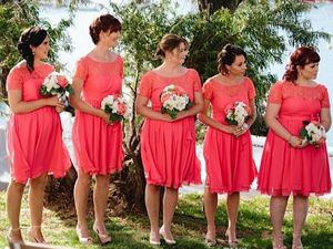 Neue günstige Brautjungfernkleider mit Juwel-Ausschnitt, kurzen Ärmeln, Spitzenapplikationen, korallenrotem Chiffon, knielang, für Hochzeitsgäste, Trauzeugin-Kleider