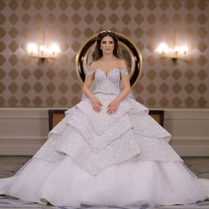 Glamouröses Brautkleid im Prinzessin-Saud-Stil, Spitzenapplikationen, Perlen, Pailletten, gestuftes Brautkleid, fabelhafte schulterfreie Ballkleid-Brautkleider