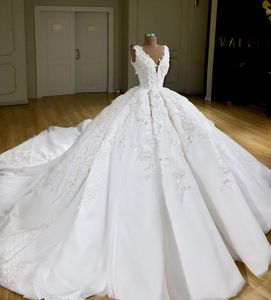 Plus Size Luxurious A Line Lace Wedding Dresses Dubai Arabic Deep V Neck Chapel Train Pleats Wedding Dress Bridal Gowns vestidos de novia