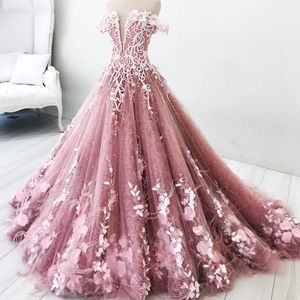 Luxury Pearls Applique Tulle Aftonklänning Av Skulder Petal Fjäder Kändis Party Dress Fluffy Ball Gown Gorgeous Dubai Prom Klänningar