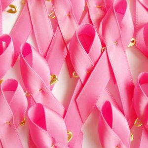 Опт Экономически эффективные розовые рак молочной железы ленты ленты лук брошь золото синхронизированные раковые ленты подвески 500 шт. /