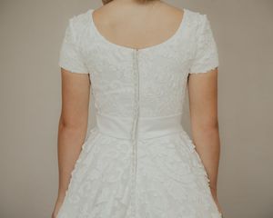 Vintage koronkowa A-line długa skromna suknia ślubna z krótkim rękawem guziki szyi z tyłu proste eleganckie sukienki ślubne tryb297p