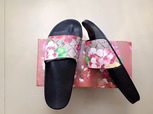 Chegada nova moda feminina marca dos homens sapatos de flores e confortável ao ar livre sandálias flat praia chinelos
