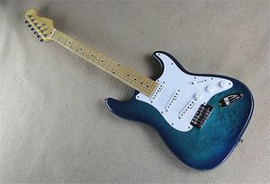 Chitarra elettrica personalizzata in fabbrica con corpo blu con battipenna di scrittura, pickup 3S, hardware cromato, che offre servizi personalizzati