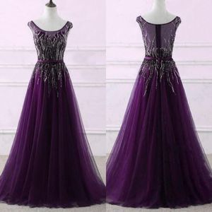 Underbara Dark Purple Prom Klänningar Scoop Neck Ärmlös Lyxig Beading A-Line Tulle Afton Party Gowns Zipper upp Formell klänning med sash