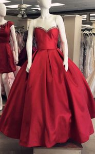 Enkel röd Billiga Quinceanera Prom Klänningar Satin Ball Gown Sweetheart Crystal Beaded Ruched Sweet 15 Dress For Girls Sequins