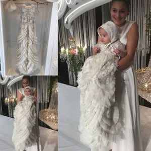 Luxury Crystal Chopening Dresses för Baby Girls Pärlor Appliqued Tiered Ruffles Dopklänningar med Bonnet Första kommunikationsklänning