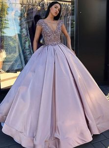 2019 Gorgeous Lavendel Ball Gown Evening Dresses V Neck Cap Sleeves Sequins Beading Appliques Satin Lilac Formell Prom Klänningar