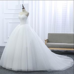 2017 Neues Spitzen-Brautkleid aus trägerlosem, ärmellosem weißem Satin mit Hof-Schleppe und Ballkleid