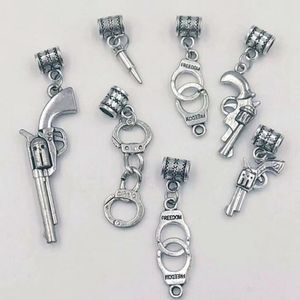 Naszyjnik Wisiorek 100 sztuk / partia Pistolet / Revolver Bullets Kajdanki Charms Wisiorek Necklaces Biżuteria Akcesoria Moda Prezent Dokonywanie A34