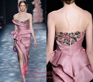 Rosa trägerlose weiche Satin Abendkleid wulstige Hand drapiertes Mieder mit 3D-Blumenapplikationen mit Rüschen besetzten Mantel Höhe aufgeschlitzte formale Abschlussball-Kleider