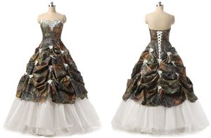 ロマンチックな迷彩のウェディングドレスのフリルの花長い2018年の2018年の安いデザイナーの恋人のアップリケ床の長さのコルセットバックブライダルガウンプラスサイズ