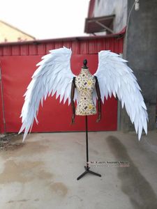 Trajados bonitos brancas dos desenhos animados vermelho Pena do anjo asas para fotografar Fashion Show Displays casamento adereços jogo Cosplay Frete grátis