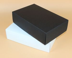 50pcs 28 * 18 * 8cm 검은 색 흰색 종이 선물 상자 큰 선물 Kraft 골 판지 상자 forHoliday 장식 저장소 T- 셔츠 신발 속옷