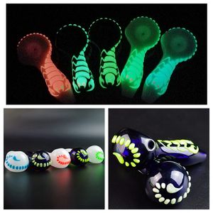 Tubi da 4 pollici Glow In The Dark Hand Pipes Scorpion Spoon Pipe Tubi di fumo di vetro Heady Glass Dry Herb Pipe Oil Burner DHL GID10