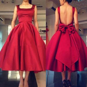Te längd röd prom klänningar sexig öppen baksida kort fest klänningar fyrkantig nacke kväll fest klänningar med rygg båge satin examen klänningar billigt