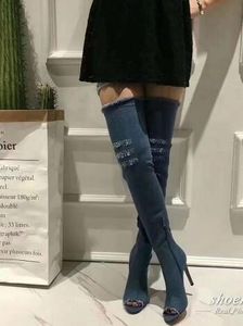 2018 مثير الدنيم الأزرق على أحذية الركبة امرأة مفتوحة إصبع القدم ثقب الشرابة