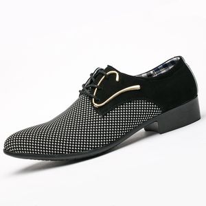 Sapatos de vestido masculinos Moda Sapatos de casamento de Brogue Casuais Oxfords Homem Grande Europa Derby Trend Calçado Brilho Baixo Corte Tênis