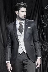 Fashion Charcoal Grey Groom Tuxedos Utmärkt män Bröllop Tuxedos Högkvalitativ Män Formell Business Prom Party Suit (Jacka + Byxor + Tie + Vest) 883