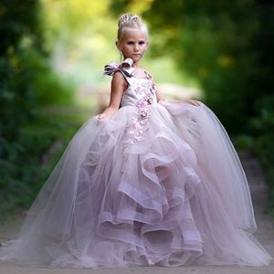 2018 Graziosi abiti da ragazza di fiori 3D Applicazioni floreali Fiocco Gilrs Abito da spettacolo Moda Fluffy Tulle Abito lungo da compleanno Abito da laurea per bambini