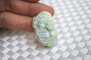 ナチュラルShaanxi Lantian County Green Purple White Jade。手を彫刻したお部屋。ゲームのお金。ラッキーチャームペンダントネックレス。