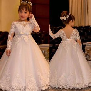 Prinsessan First Communion Dress Sheer Bateau Neck Illusion Långärmad Snören Applikationer Golvlängd Blomma Tjej Klänningar med Sash