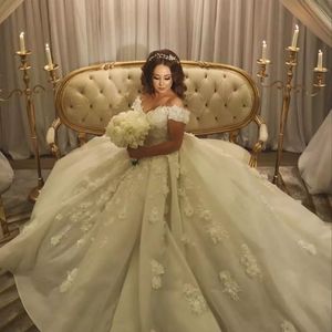 2018 plus storlek boll klänning brudklänning 3d blommor applique av axel puffy tulle bröllop klänning charmig elfenben kapell tåg bröllopsklänning