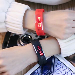 Ny pekskärm LED -elektroniska armbandälskare Titta på Korea Chao Silicone Mini Armband Watch Manufacturer Direct Sale