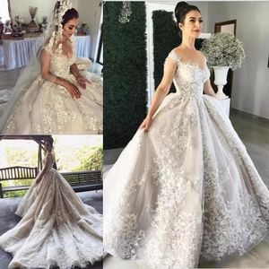 Novo 2019 Design Vestidos Do Casamento Saudita Arábia Lace Appliqued Pescoço Pescoço Vestidos De Noiva Plus Size País Court Train Vestido de Noiva