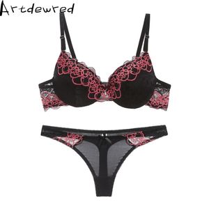 Hot 2018 Sexy Brassiere Broderade Underkläder ABC Cup Ny Good Quality Women Set Push Up Lace Bra Thong Ställer Y18101502