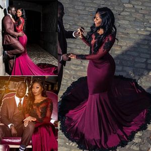 2018 Sexig Burgundy Prom Klänningar Afrikansk mantel Svart Lace Appliques Sequins Backless Sheer Long Sleeves Mermaid Plus Size Eveing ​​Party Gowns