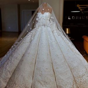 Dubai-Spitzen-Ballkleid-Hochzeitskleid mit Schleier, trägerlos, herzförmige Applikationen, Schnür-Brautkleider 2018, glamouröse Saudi-Arabien-Hochzeitskleider